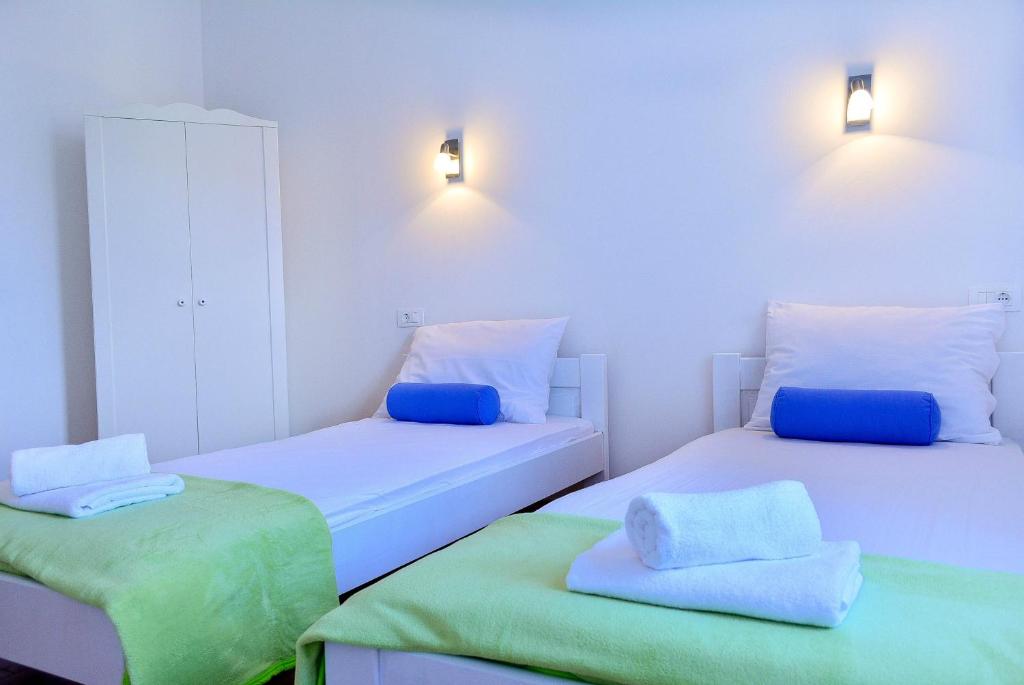 斯普利特的住宿－格爾登住宿加早餐旅館，白色和绿色的客房内的两张床