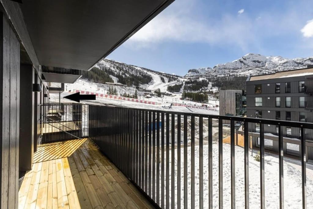 ヘムセダールにあるSki-in ski-out - Hemsedal in Fjellandsbyen - view to the slopesの雪に覆われた山々の景色を望むバルコニー