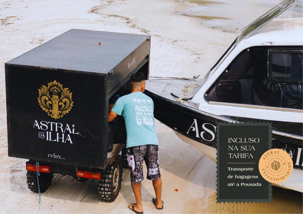 Un hombre se sube a un camión negro. en Pousada Astral da Ilha, en Ilha do Mel