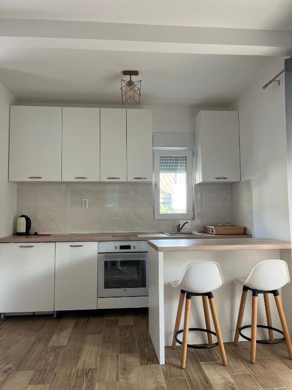 Kuchyň nebo kuchyňský kout v ubytování Apartmani Vanja