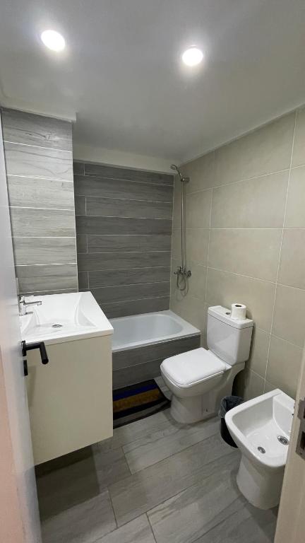 une salle de bains avec baignoire, toilettes et lavabo dans l'établissement Entre rios 2, à Rosario