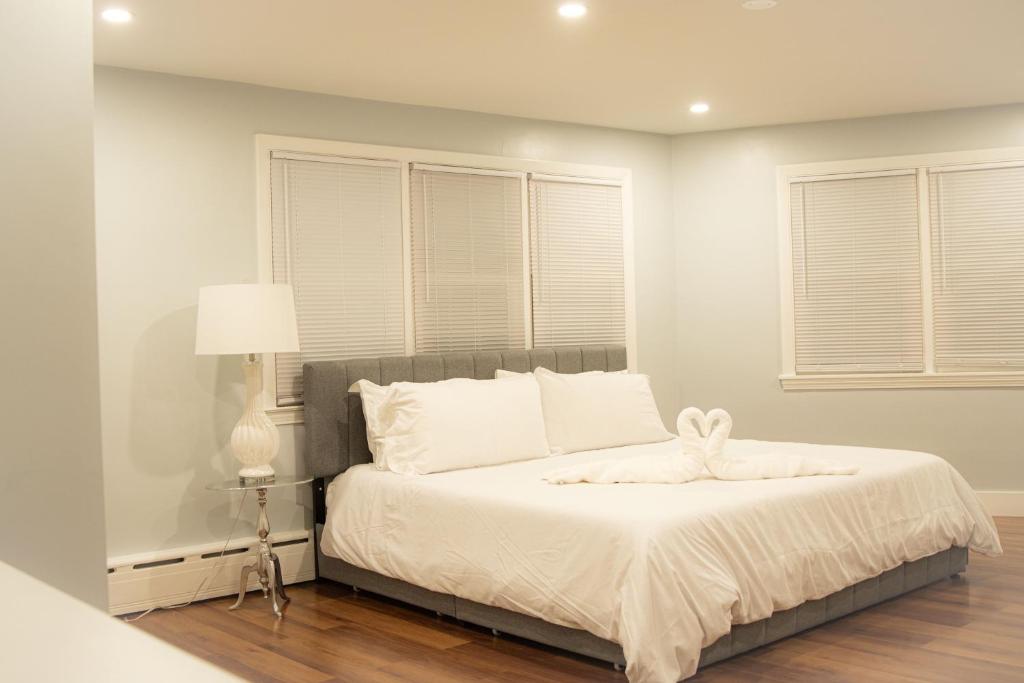 En eller flere senge i et værelse på 3BR Near Logan Airport & Encore