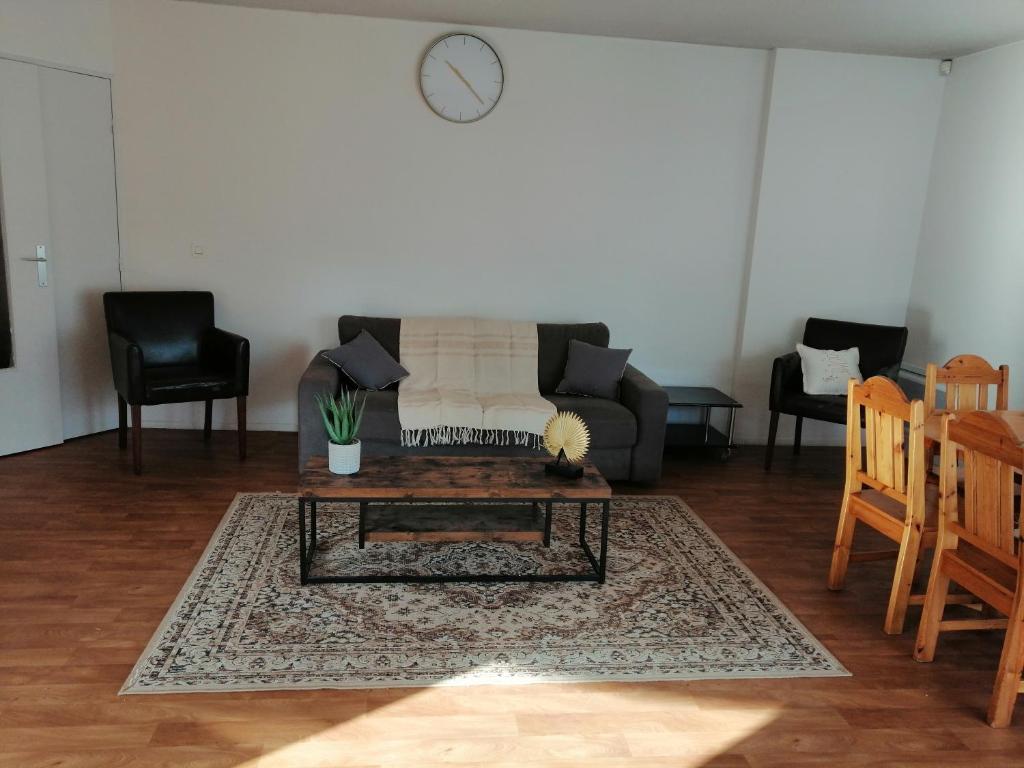 Posezení v ubytování Les fontaines T4 Spacieux 3 chambres parking gratuit