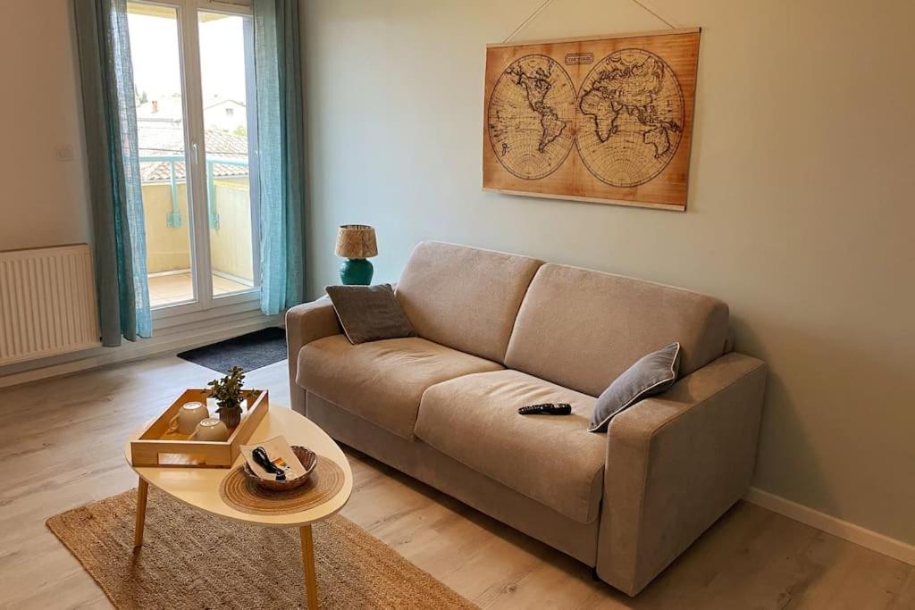 un salon avec un canapé et une table dans l'établissement La Douce Escale, à Carcassonne