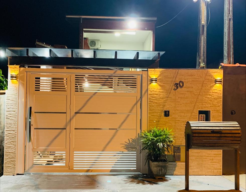 una puerta de garaje de madera frente a un edificio en Casas de praia maranduba UBATUBA, en Ubatuba