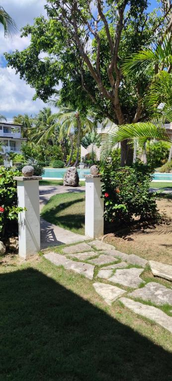 a garden with a stone pathway and a tree at Caribe Home Dominicus Oleandra 3 in La Laguna