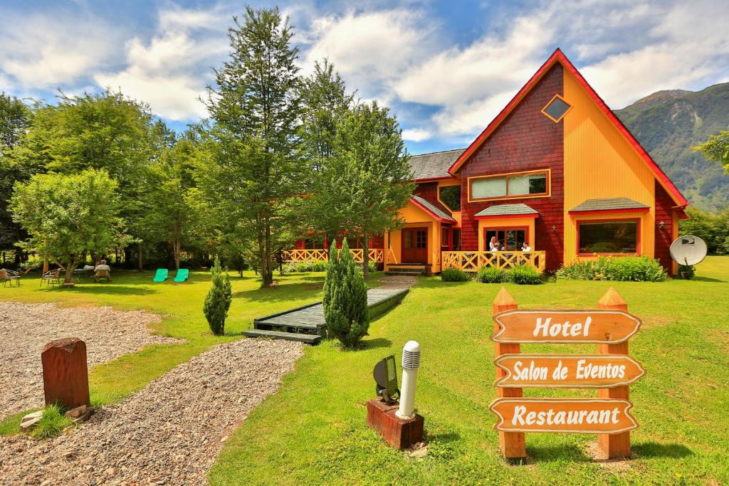 uma casa com um sinal em frente em Hotel y Cabañas Patagonia Green em Puerto Aisén