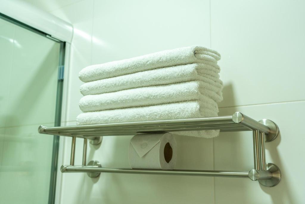 a towel rack in a bathroom with towels at Antawa Hotel in Moquegua
