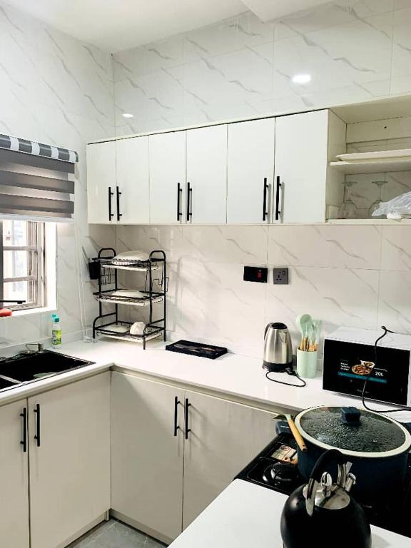 Kuchyň nebo kuchyňský kout v ubytování WHITEFIELD LUXURY APARTMENT