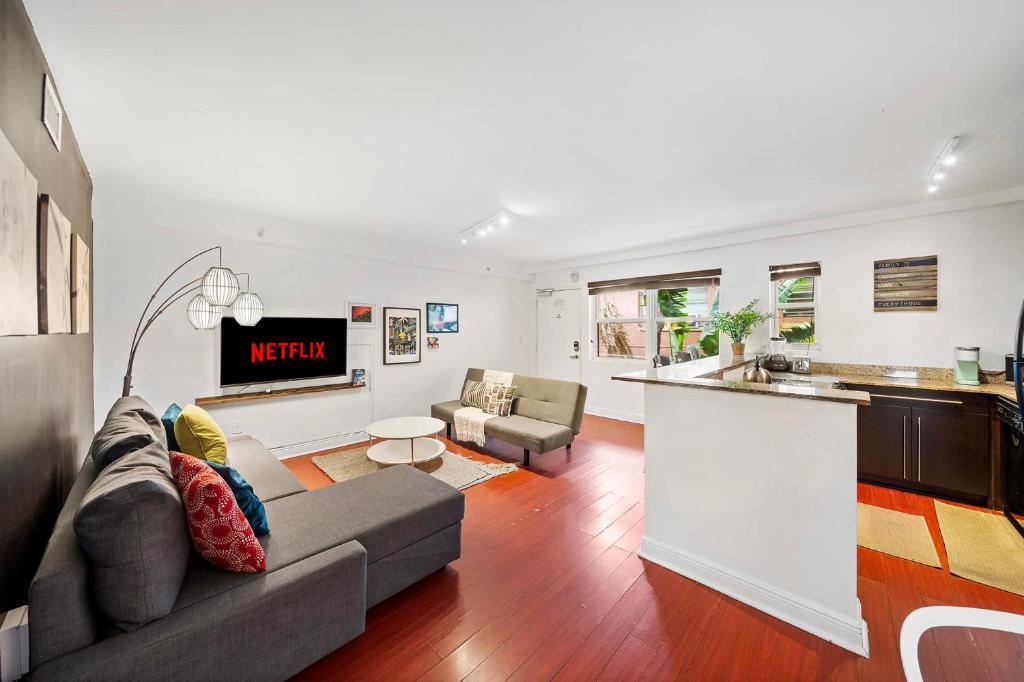 een woonkamer met een bank en een keuken bij South Beach Family & Pet Friendly with Free Parking in Miami Beach