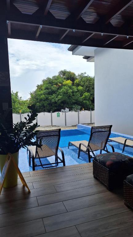 Bazén v ubytování Ballena Paradise Apartahotel nebo v jeho okolí