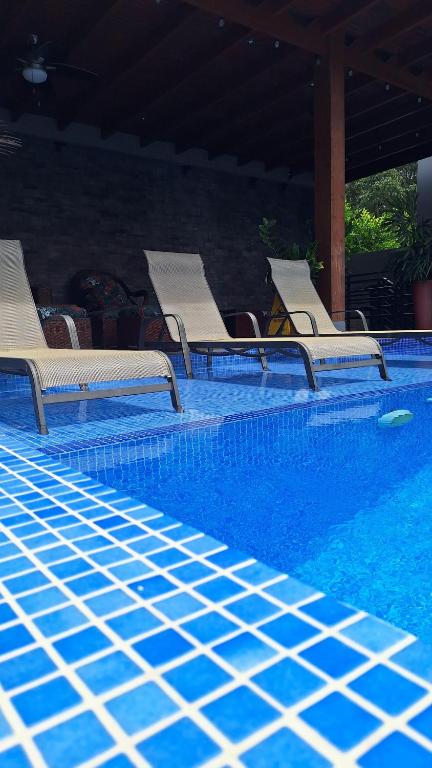 Bazén v ubytování Ballena Paradise Apartahotel nebo v jeho okolí