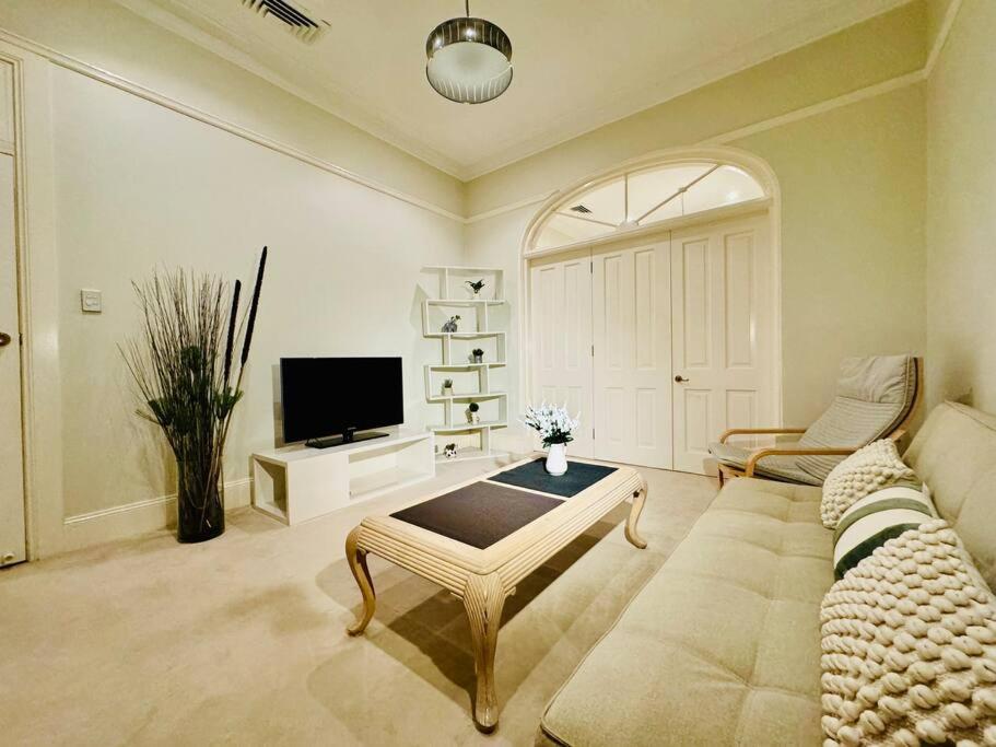 TV a/nebo společenská místnost v ubytování House 3 bedrooms 2 baths 2 parkings in Mosman