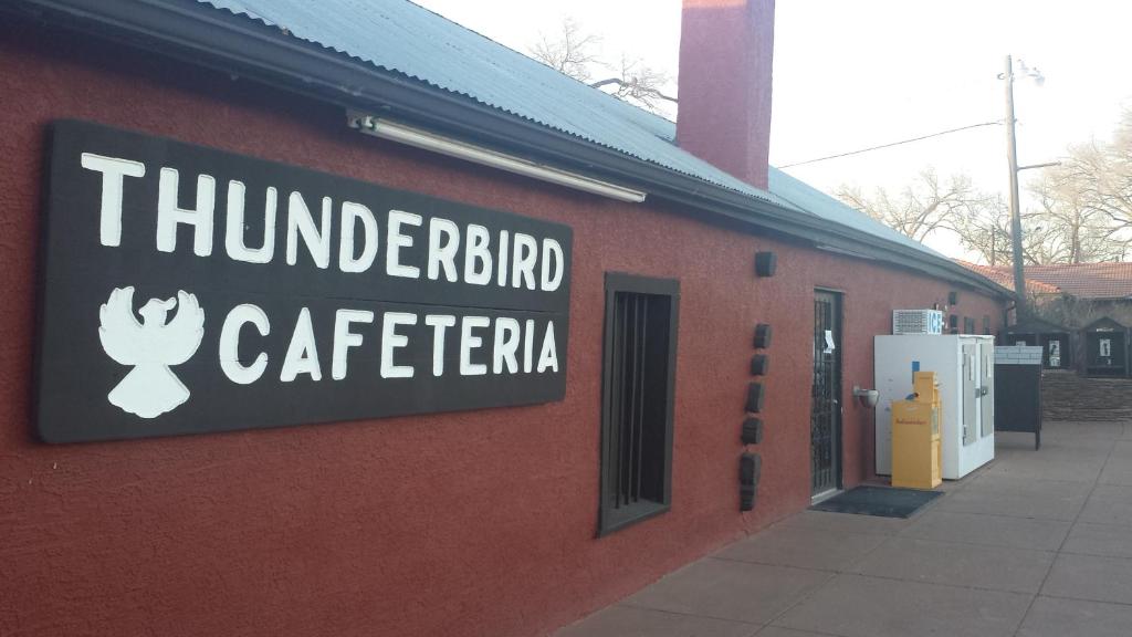 Certificato, attestato, insegna o altro documento esposto da Thunderbird Lodge