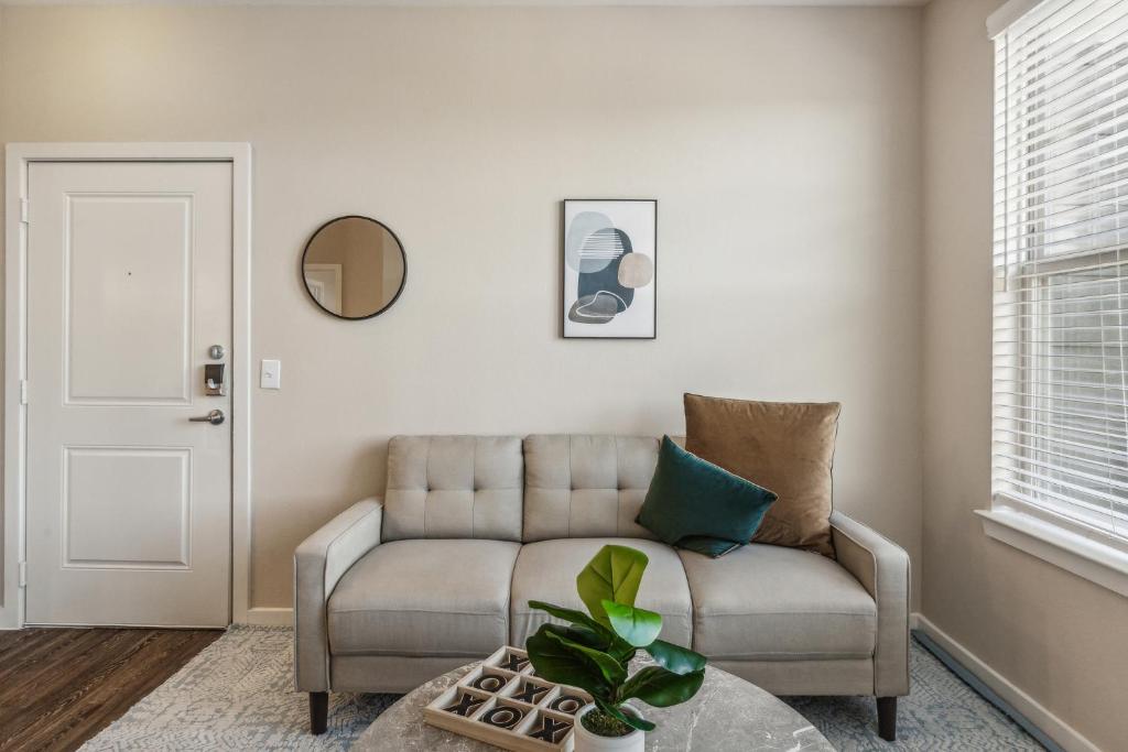 Χώρος καθιστικού στο Cullen 7309 I Corporate 1bd Apartment I Parking