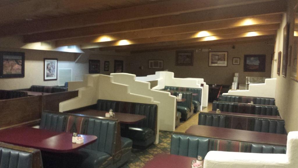 Ein Sitzbereich in der Unterkunft Thunderbird Lodge