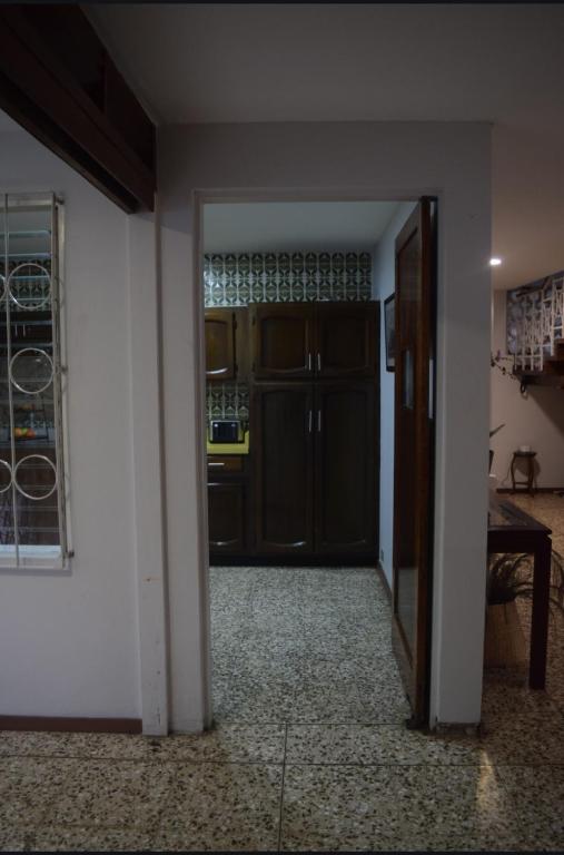 Kuchyň nebo kuchyňský kout v ubytování Acogedora y amplia habitación en La Tropicana
