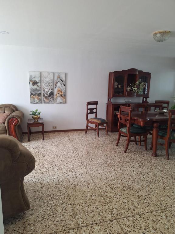 Posezení v ubytování Acogedora y amplia habitación en La Tropicana