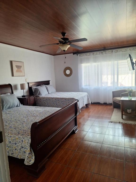 Postel nebo postele na pokoji v ubytování Acogedora y amplia habitación en La Tropicana