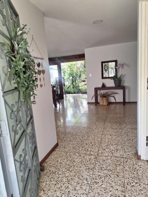 Fotografie z fotogalerie ubytování Acogedora y amplia habitación en La Tropicana v destinaci Alajuela