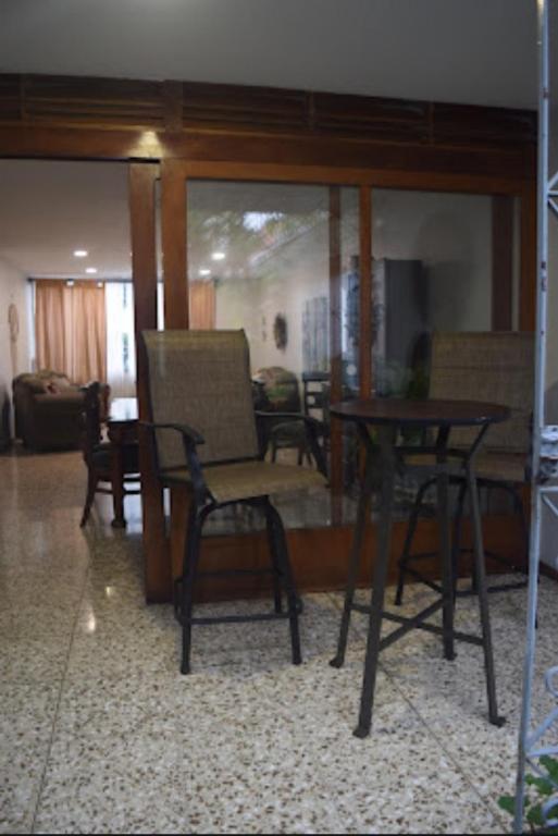 Posezení v ubytování Acogedora y amplia habitación en La Tropicana