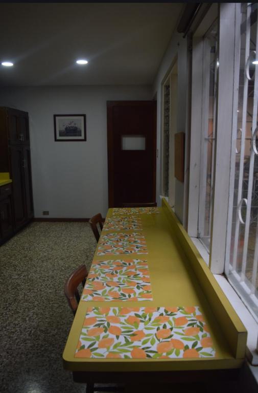 Postel nebo postele na pokoji v ubytování Acogedora y amplia habitación en La Tropicana