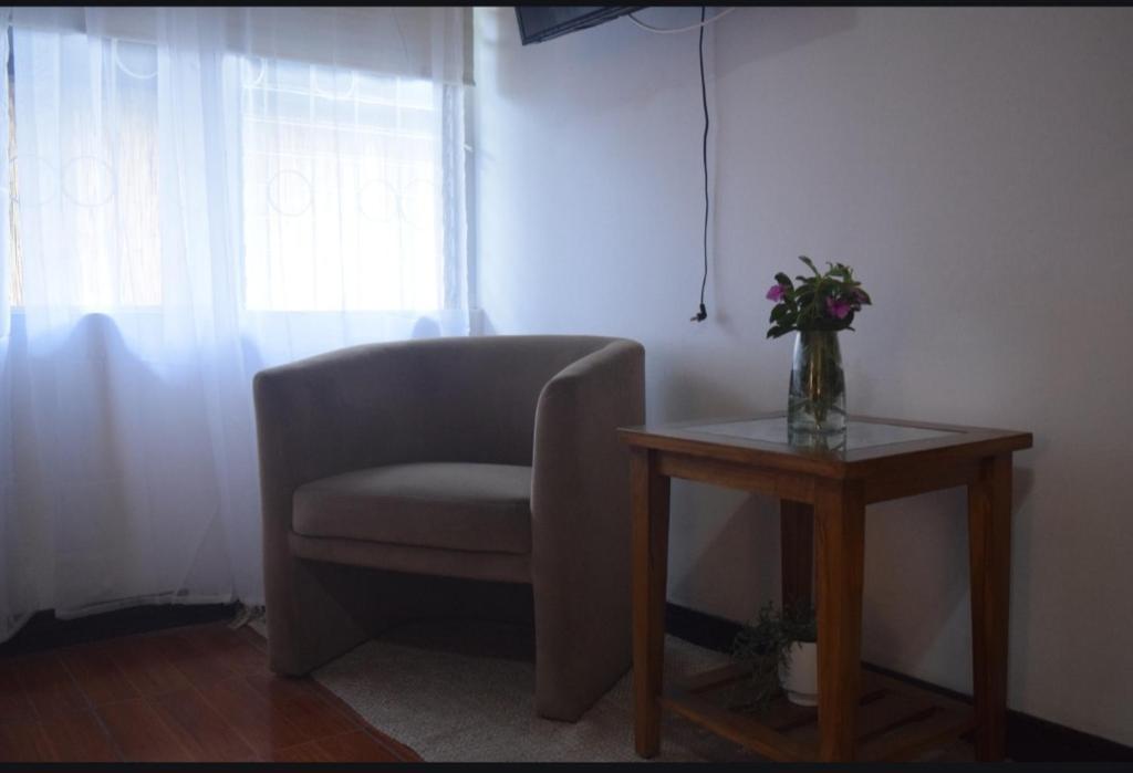 Posezení v ubytování Acogedora y amplia habitación en La Tropicana