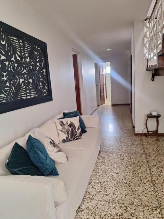 Posezení v ubytování Acogedora y amplia habitación en La Tropicana