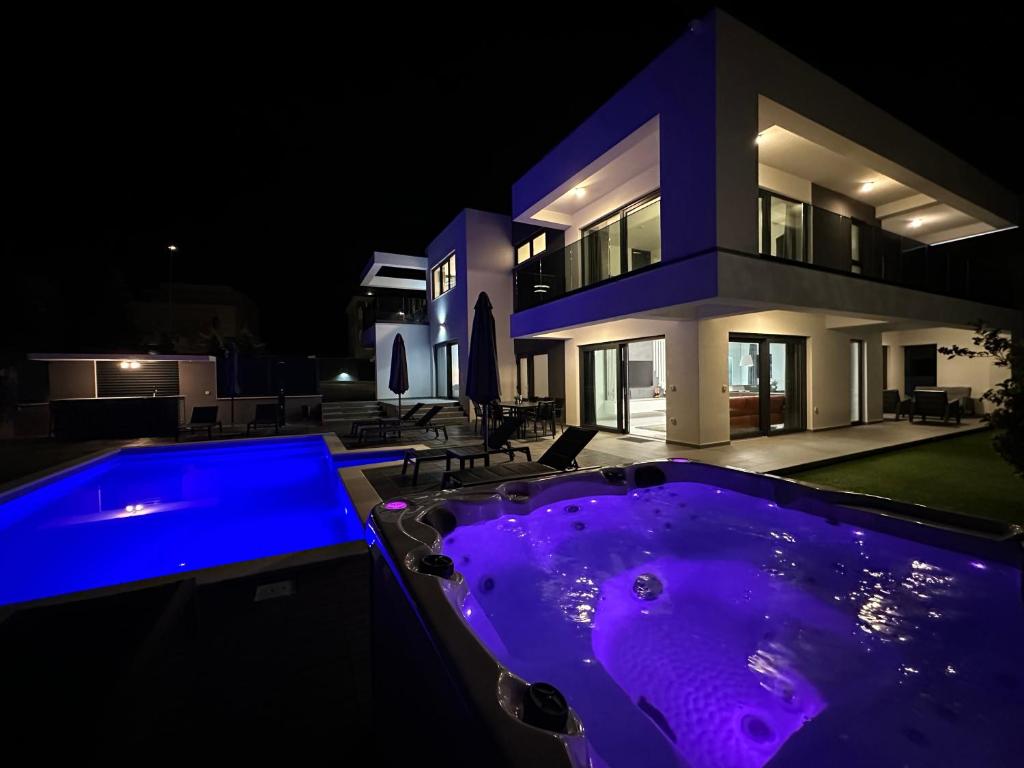 Bazén v ubytování Fantasy Daydream Mansion nebo v jeho okolí