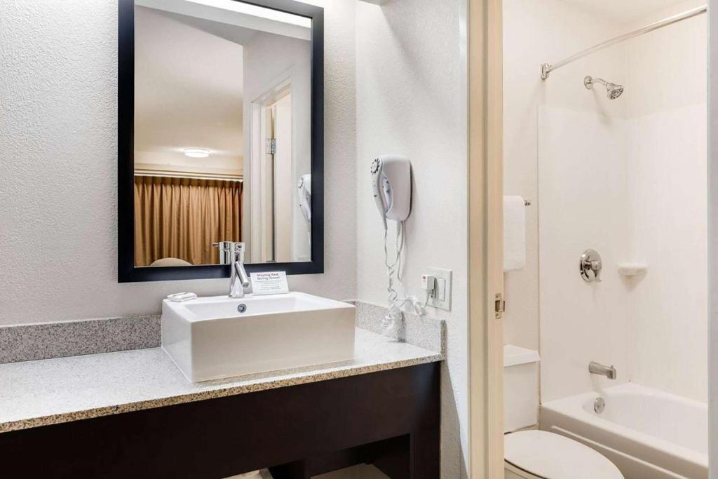 Super 8 by Wyndham Deerfield - Northbrook - Superior King Room - Niet -roken