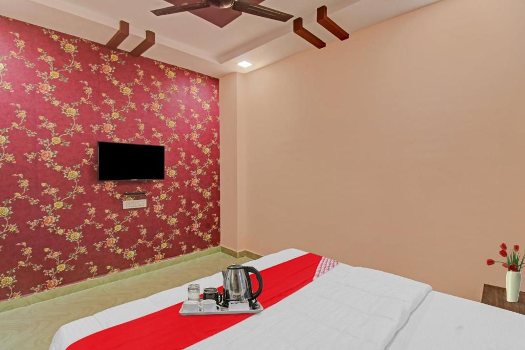TV a/nebo společenská místnost v ubytování Hotel O Raj Hotel
