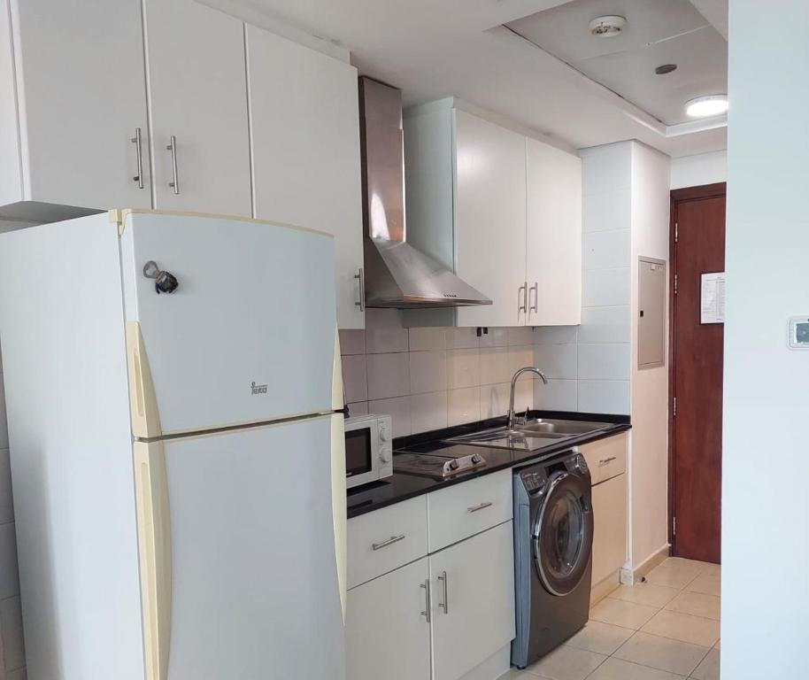 Nhà bếp/bếp nhỏ tại White Sage - Luxurious Studio in JLT With City Skyline View