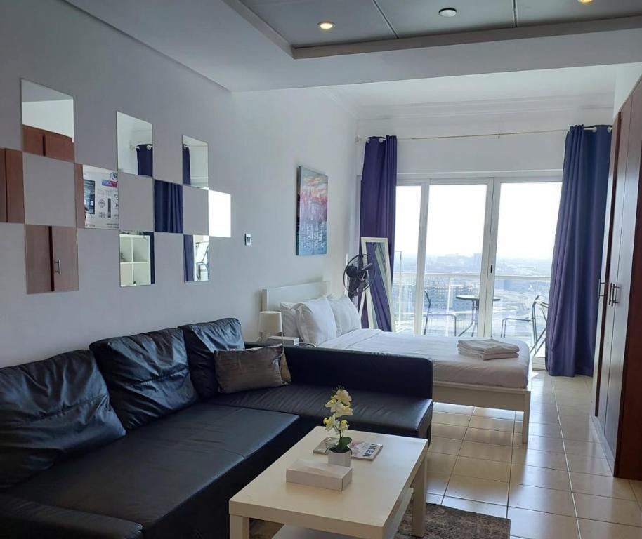 Khu vực ghế ngồi tại White Sage - Luxurious Studio in JLT With City Skyline View