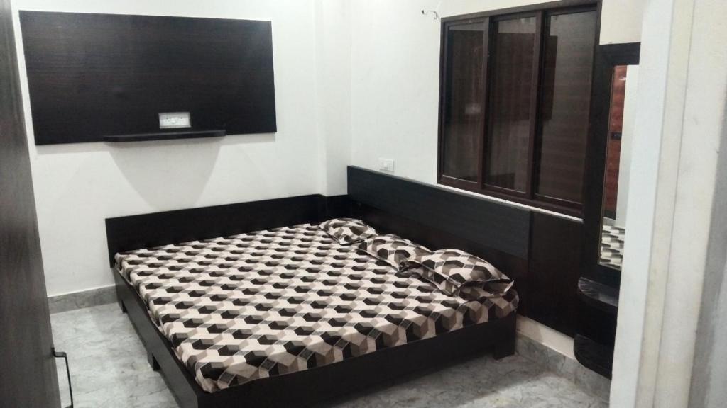 1 cama en la esquina de una habitación en MANGAL DHAM, Deoghar, en Deoghar