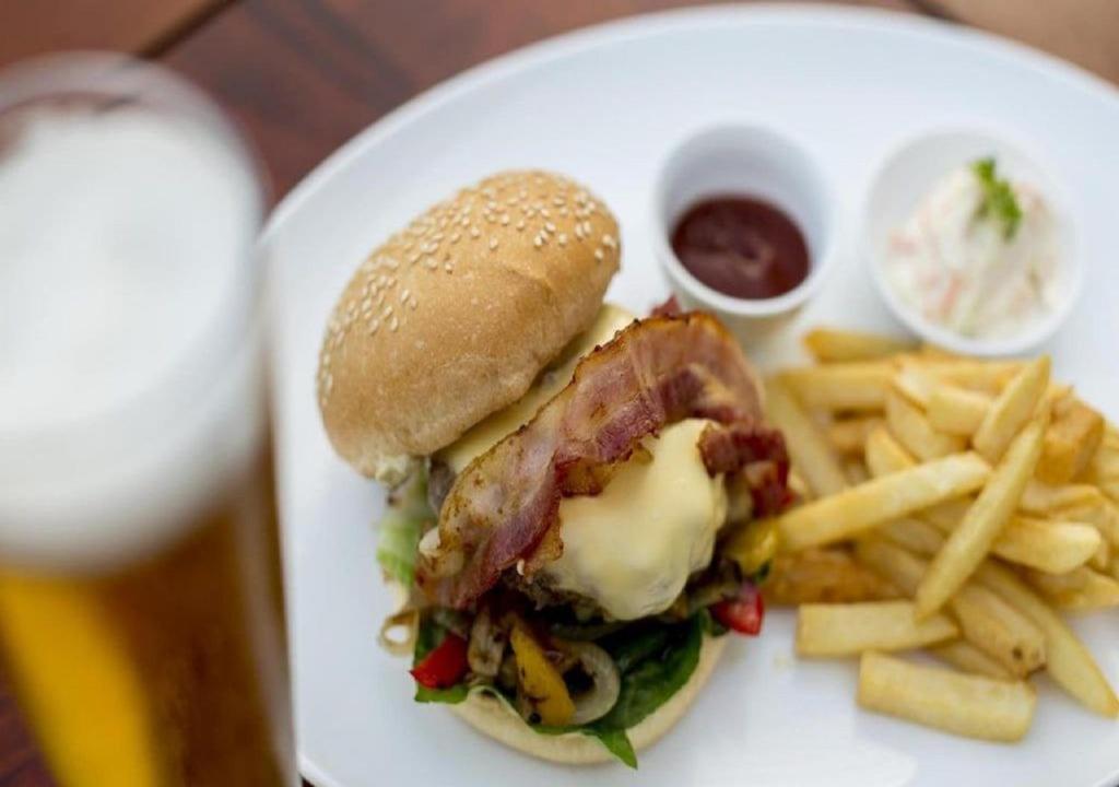 een wit bord met een broodje en frietjes bij BB Hotel in Battambang