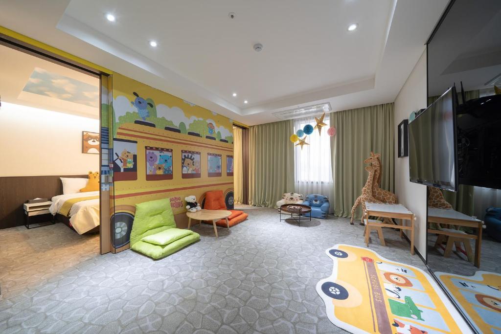 TV a/nebo společenská místnost v ubytování Ramada by Wyndham Yongin