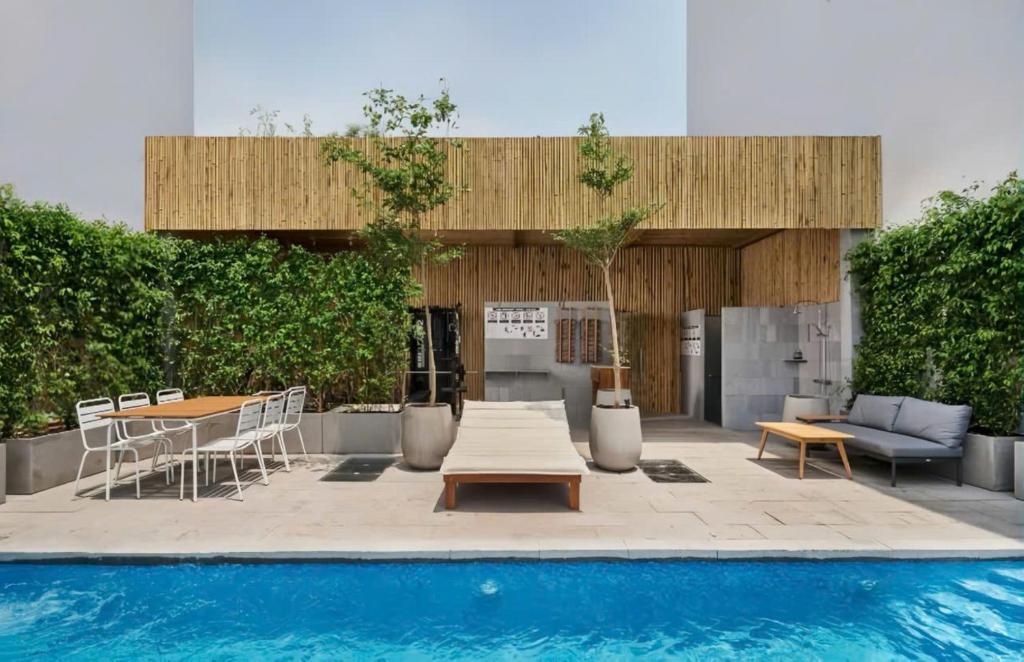 Hồ bơi trong/gần Sky Gem Hotel - Ben Thanh