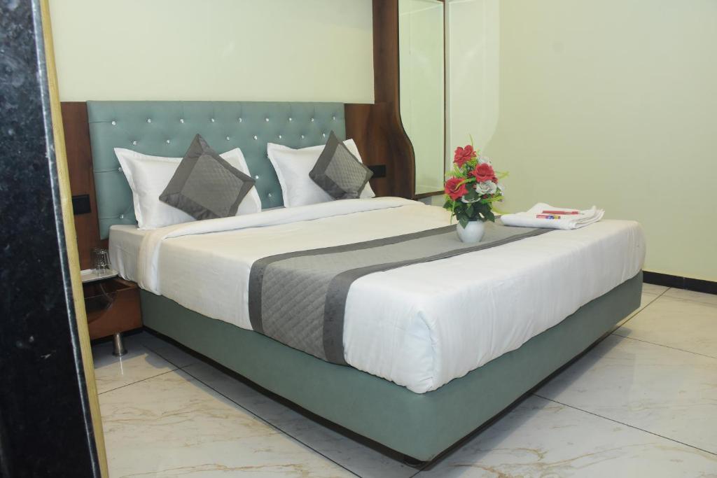 Hotel Laxmi Niwas - Housity