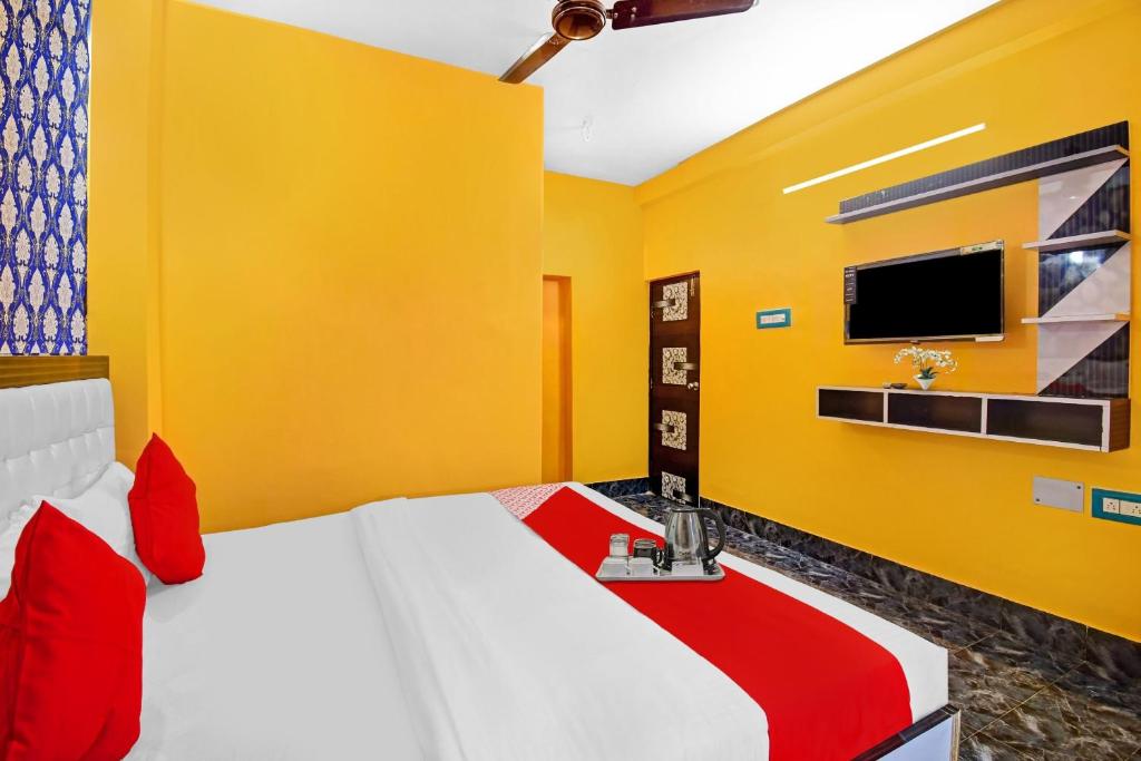 TV a/nebo společenská místnost v ubytování Hotel O Ankan Regency Near Acropolis Mall