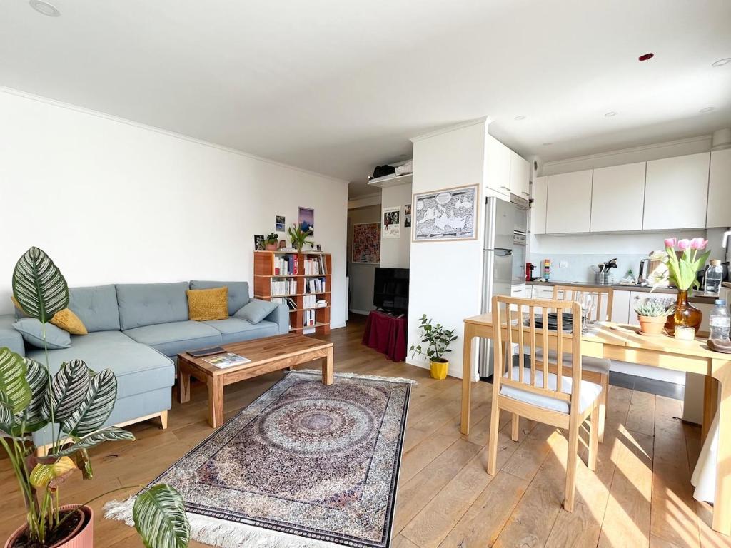 Photo de la galerie de l'établissement Appartement vue jardin proche canal Saint-Martin, à Paris