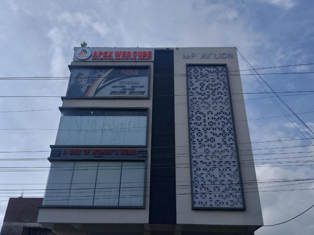un edificio con un cartello in cima di The Paavilion a Jaipur
