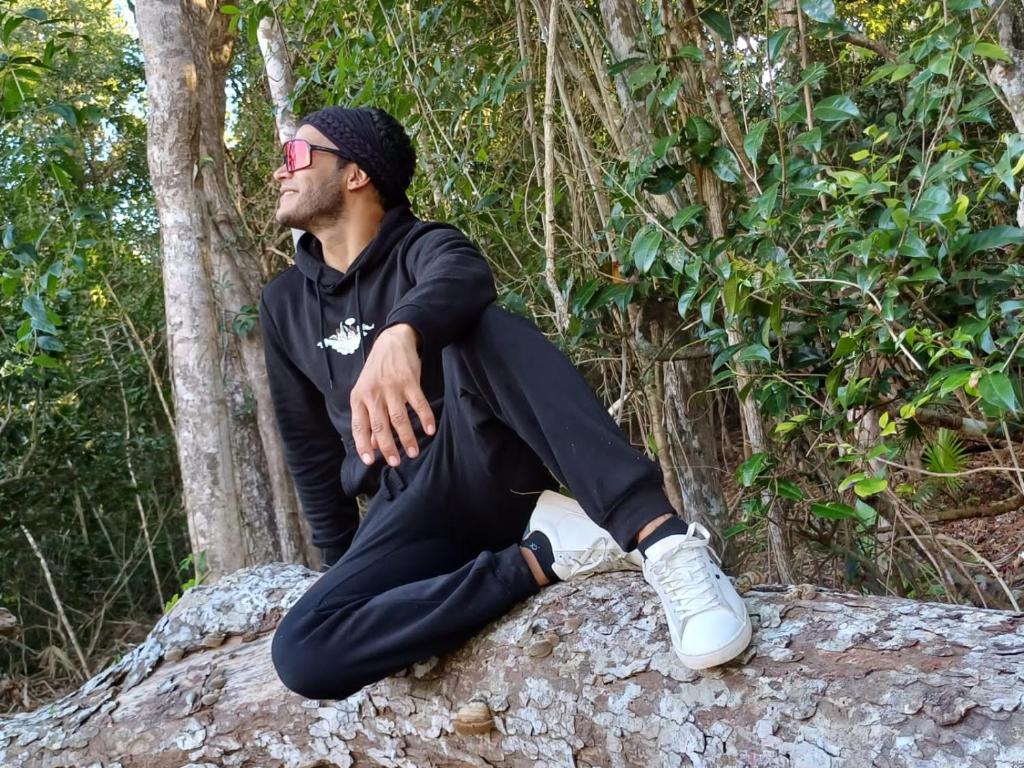 Ein Mann sitzt auf einem Felsen vor einem Baum in der Unterkunft Evamayah in Leona Vicario