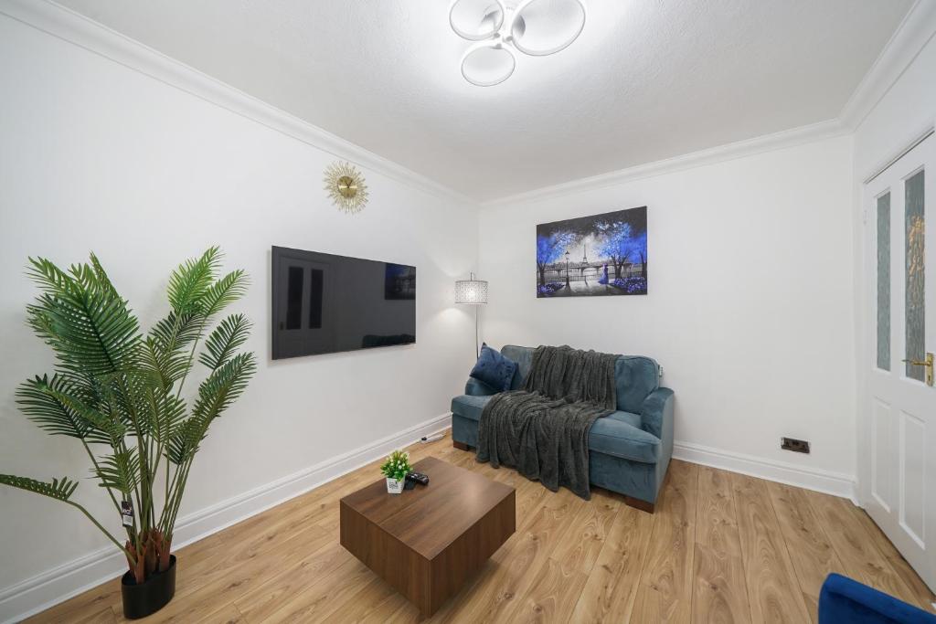 TV a/nebo společenská místnost v ubytování Exclusive 3 bed House in Welling, London