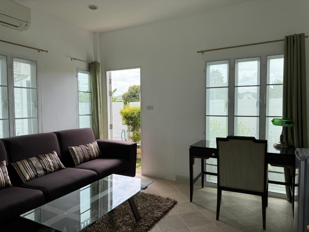 Posezení v ubytování Pailin Pool Villa,HuaHin