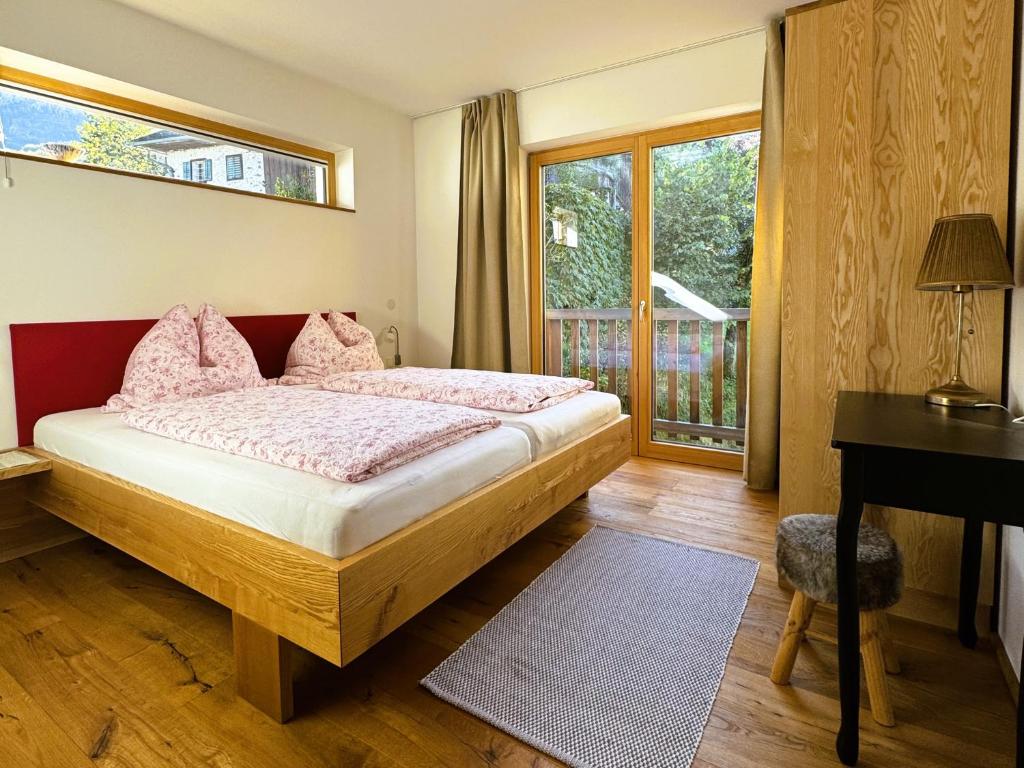 Postel nebo postele na pokoji v ubytování Attersee-Chalet Angermann Familie Spalt