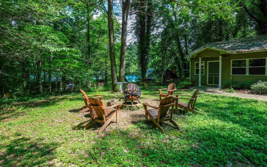 - un groupe de chaises et un grill dans la cour dans l'établissement Red Bud Cottage, à Gatlinburg