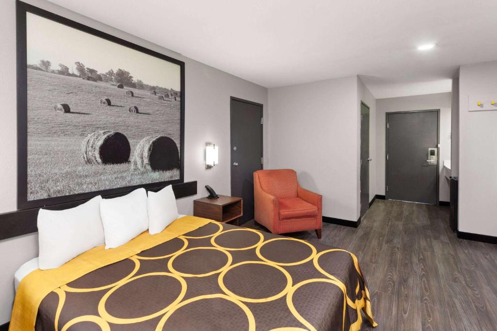 Postel nebo postele na pokoji v ubytování Super 8 by Wyndham Olney