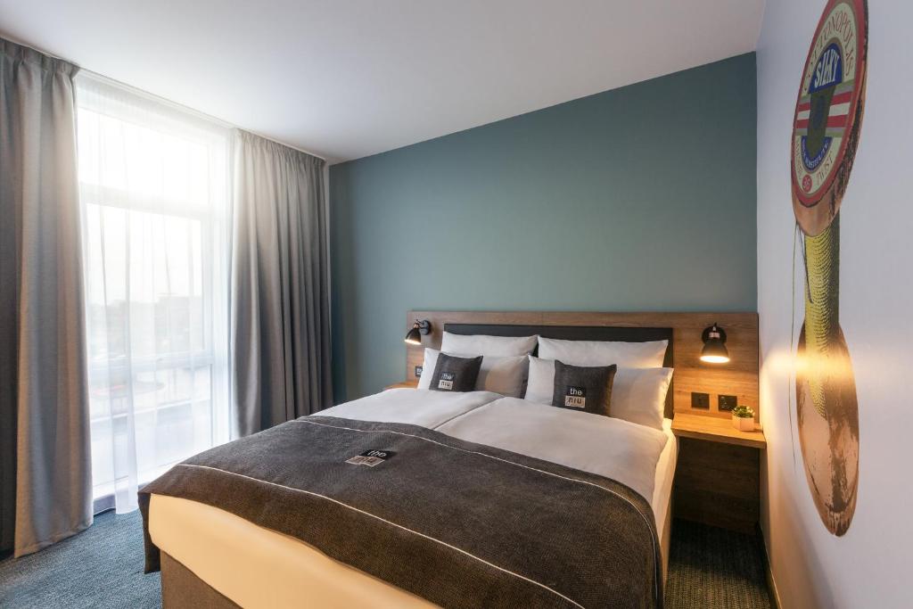 Postel nebo postele na pokoji v ubytování Holiday Inn - the niu, Loom Manchester North by IHG