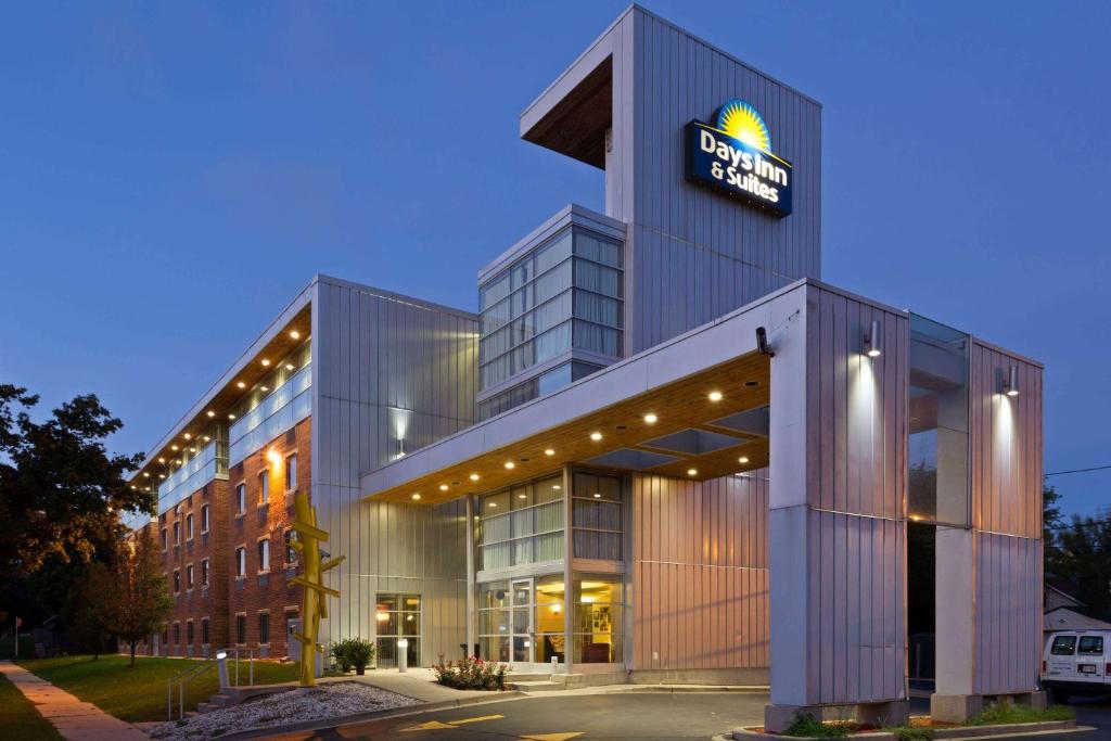 ein Gebäude mit einem Schild an der Vorderseite in der Unterkunft Days Inn &amp; Suites by Wyndham Milwaukee in Milwaukee