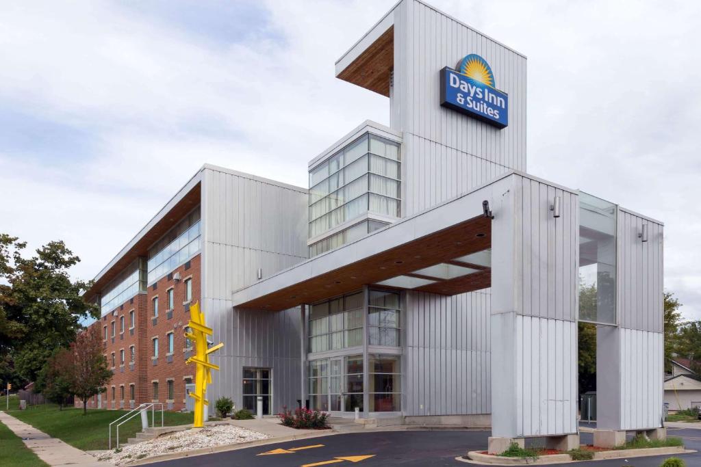 ein Gebäude mit einem Schild an der Seite in der Unterkunft Days Inn &amp; Suites by Wyndham Milwaukee in Milwaukee